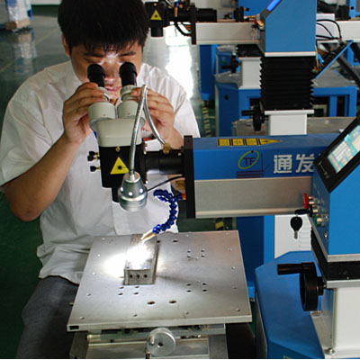 針對稍大模具，可轉向觀察操作